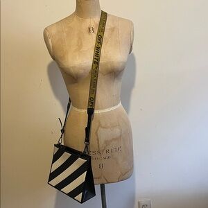Off-White Diagonal Stripe Top Handle/ Crossbody Bag
Same Day Ship 🖤📦✈️